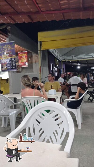 Sente em uma das mesas no Lanches do 14
