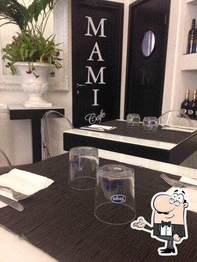 Dai un'occhiata agli interni di Mami Cafe