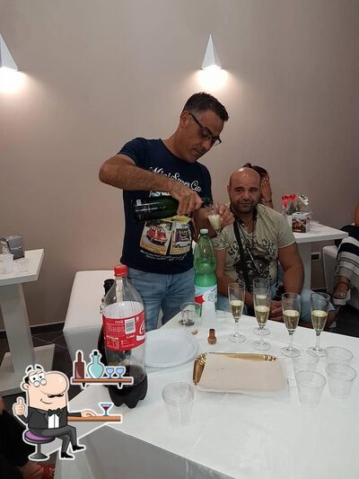 Siediti a un tavolo di Crossing Lounge bar