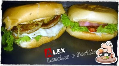 Delicie-se com um hambúrguer no Leandro Lanches