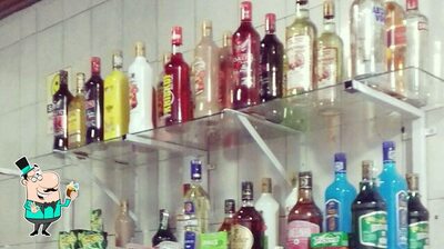 Escolha destilados e outros drinques alcoólicas