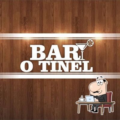 Sente em uma das mesas no Bar OTINEL