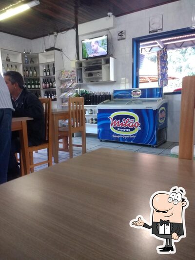 Sente em uma das mesas no Restaurante e Lanchonete Bocardo