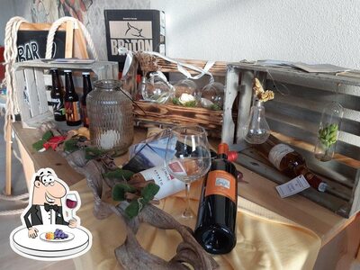 È gradevole bersi un bicchiere di vino al pub & bar La Ripadoro