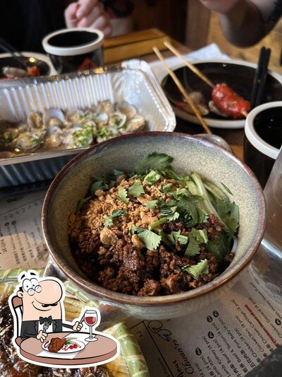 Les repas à base de viande sont offerts par Chat Bar 九号小院 - Chinese BBQ Skewers Restaurant