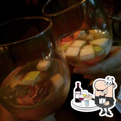 O Bar do Gomes provê uma escolha de drinques alcoólicas