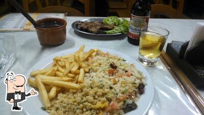 Sente em uma das mesas no La Roma