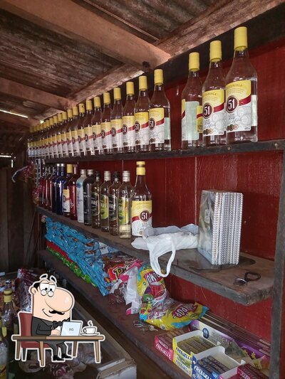 Sente em uma das mesas no BAR DO CABELUDO M.P