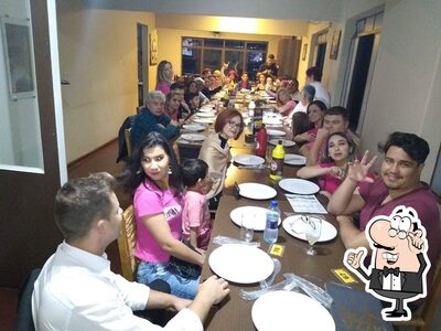Sente em uma das mesas no Pizza Sete