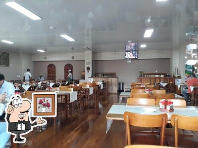 Sente em uma das mesas no Restaurante Pepinão
