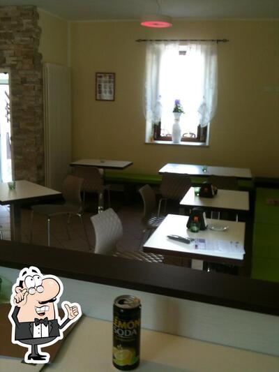 Installez-vous à l'une des tables de Bar Acli Volano