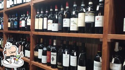 Scegli tra un'ampia varietà di drink e cocktail al pub & bar Vineria Enoteca Clanis