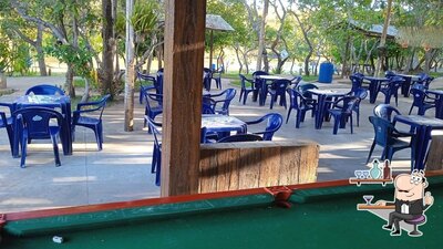 Sente em uma das mesas no Prainha Bar