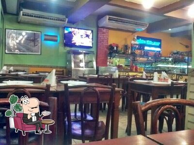 Sente em uma das mesas no Dom Manuel