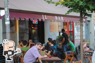 Installez-vous à l'une des tables de Pigneto cocktail bar