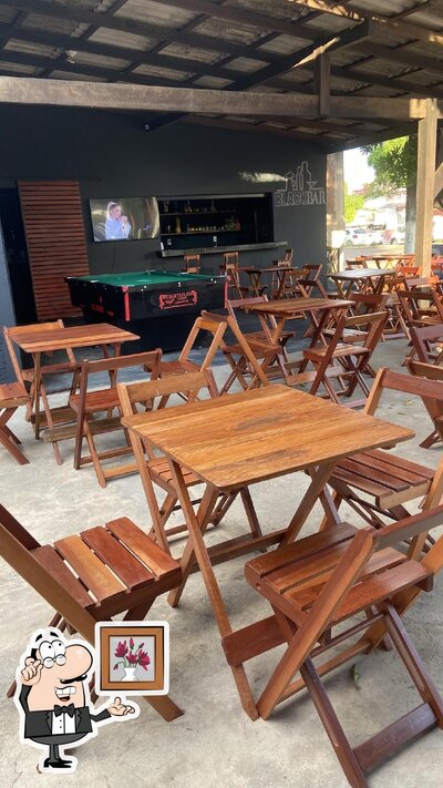 Sente em uma das mesas no Black Bar