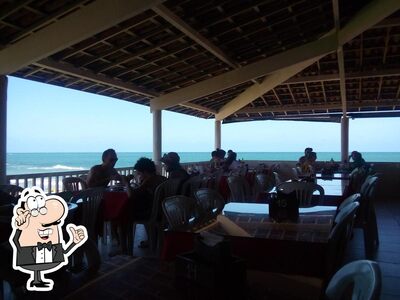 Sente em uma das mesas no Restaurante Alho e Óleo