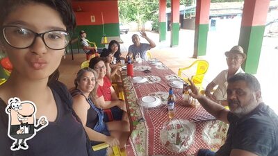 Sente em uma das mesas no Pesqueiro Cervantes & Morgado