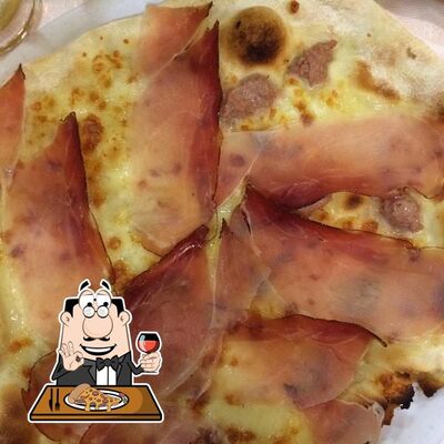 A Pizzeria La Carovana, puoi prenderti una bella pizza