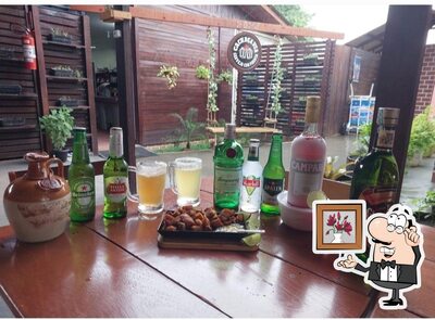 Sente em uma das mesas no Restaurnte Cachaçaria Cerveja com Pimenta