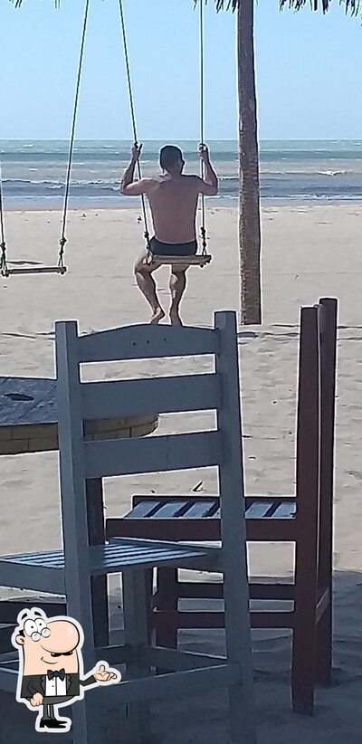 Sente em uma das mesas no Barraca Do Barbado