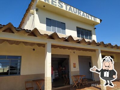 Sente em uma das mesas no Rmr Restaurante Dona Rosa