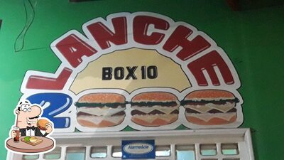 Delicie-se com um hambúrguer no Lanche 2000