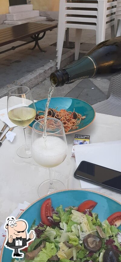 Goditi un drink al caffè bar Bar Al Marinaio