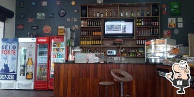 Sente em uma das mesas no BAR DO VARDAO