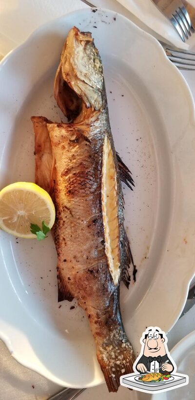 Il y a une sélection de plats à base de poisson