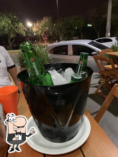 Sente em uma das mesas no Deck - Burger & Churras