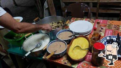 Sente em uma das mesas no Pesqueiro Agua da Mina