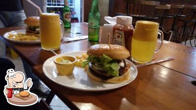 Peça um hambúrguer no Hamburgueria Cantinhos Burger