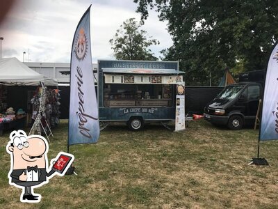 Jetez un coup d’œil à quoi ressemble La Crêpe Qui Rit à l'extérieur
