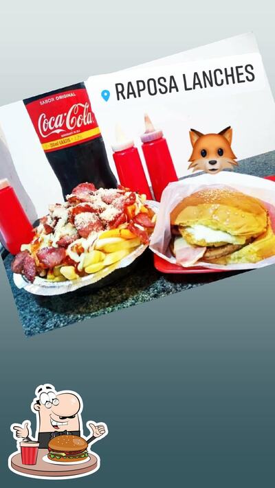 Delicie-se com um hambúrguer no Raposa lanches