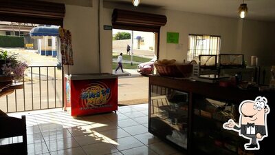 Sente em uma das mesas no Restaurante e Padaria Santa Ceia