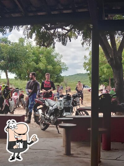 Sente em uma das mesas no Almeida Bar