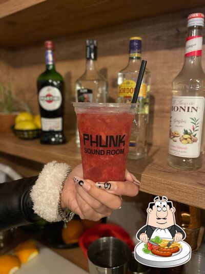 Platos en Phunk Sound Room