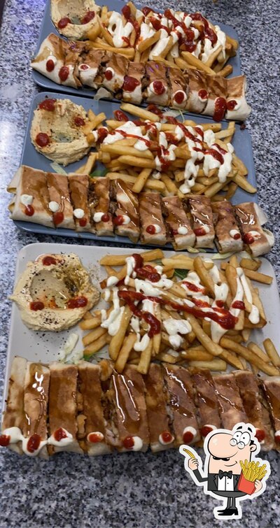 Dégustez des pommes frites à Kebab trailer