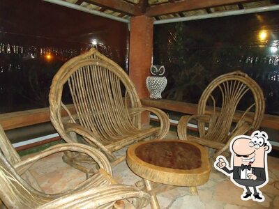Sente em uma das mesas no Pizzaria do Ari Brasília DF
