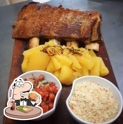 Delicie-se com um hambúrguer no Raízes Restaurante Rural