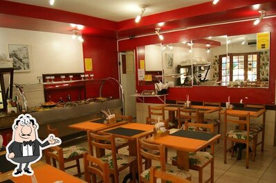 Sente em uma das mesas no Restaurante Província