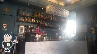 Dai un'occhiata agli interni di Bar Cherry