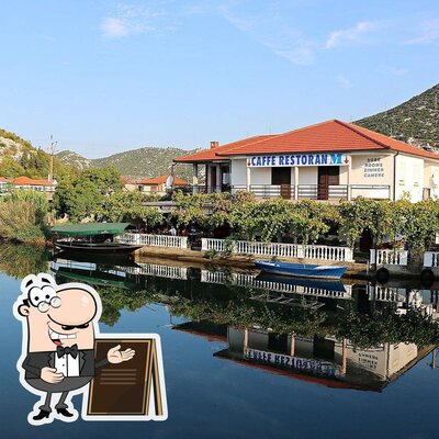 Goditi la vista dagli esterni di Caffe restaurant M Rogotin
