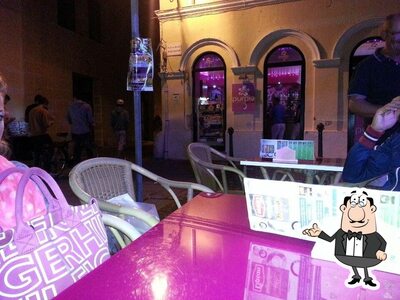 Siediti a un tavolo di Purple Glam Bar