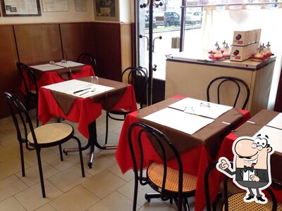 Dai un'occhiata agli interni di Sirlad Bar