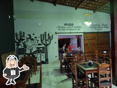 Sente em uma das mesas no Bendito Boteco