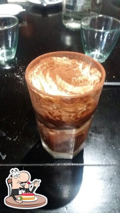 Via Roma sert une variété de desserts