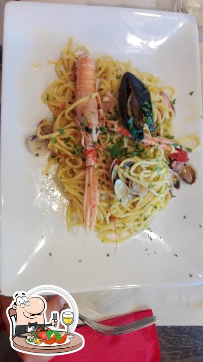 Seafood Bar propone un'ampia varietà di piatti di mare