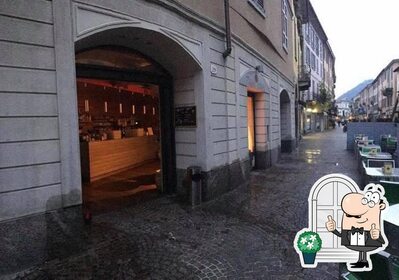 Goditi la vista dagli esterni di Caffè & Caffè